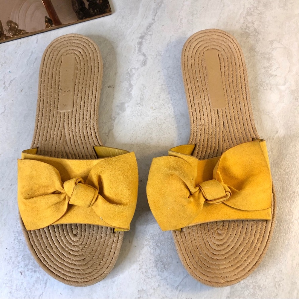 3/$20 Bamboo bow flat sandals